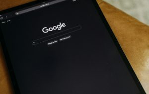 Enhancements to Google Chrome on iOS: A New Era of Multifunctional Searching 2 Google chrome icon on a screen